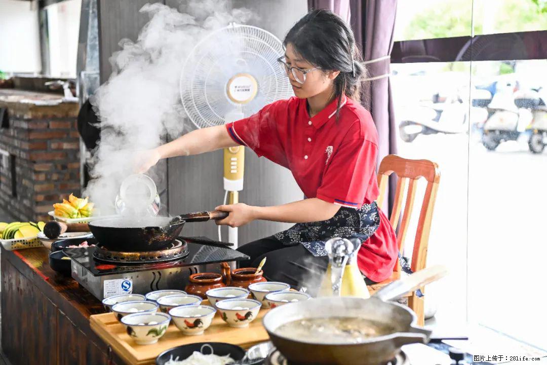 全网追的“扁担女孩”，找了一份暑假工，时薪12元 - 阿里生活资讯 - 阿里28生活网 al.28life.net